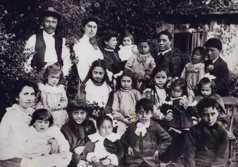 Wyss_Nahanee_family_Joe_and_Seemias_children_and_grandchildren_circa_1905